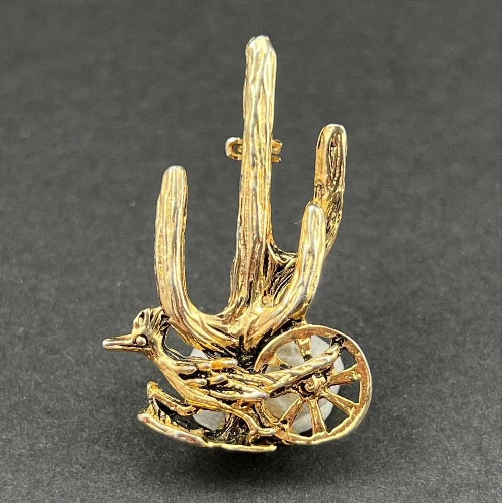 Vintage Brooch Gold Tone Southwestern Roadrunner Cactus Wagon Wheel